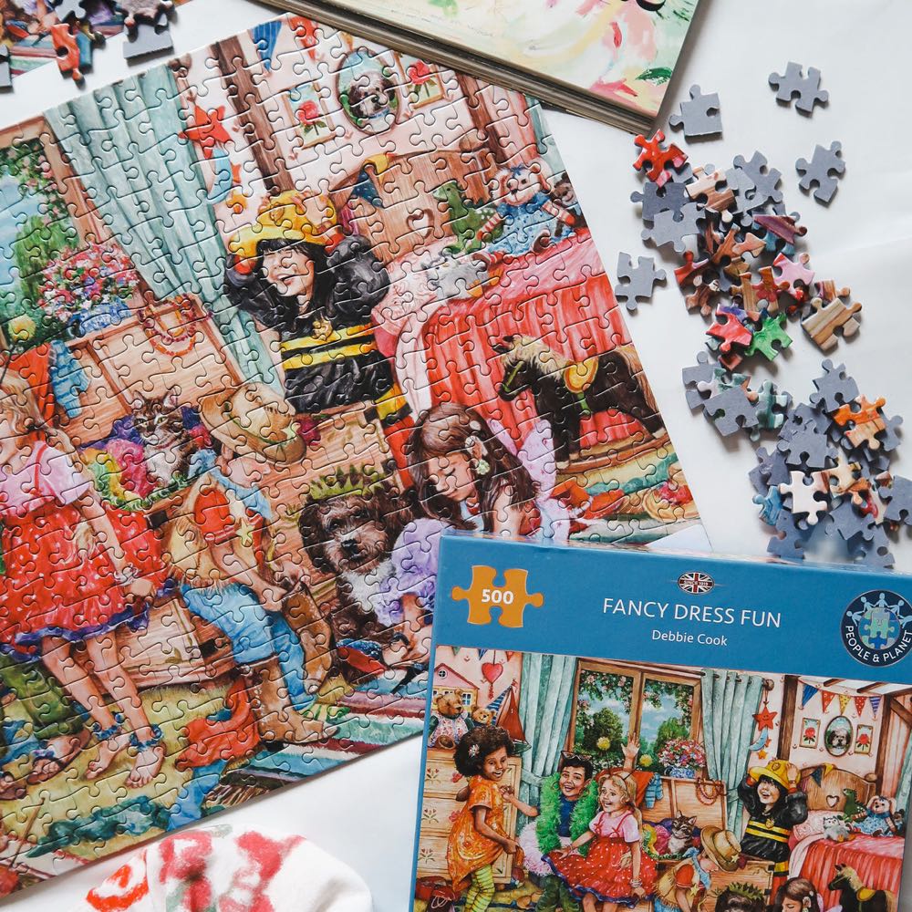 Fancy Dress Fun - Gibsons puzzle collectible [Barcode 5012269031508] - Main Image 3