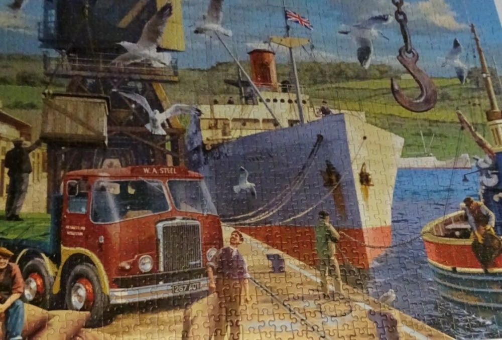 Down At The Docks - Falcon de luxe puzzle collectible [Barcode 8710126111789] - Main Image 3