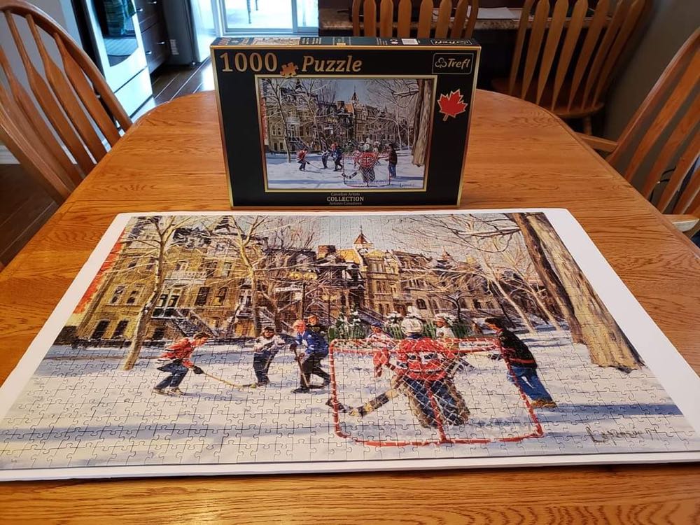 Hockey Game - Ravensburger puzzle collectible - Main Image 2