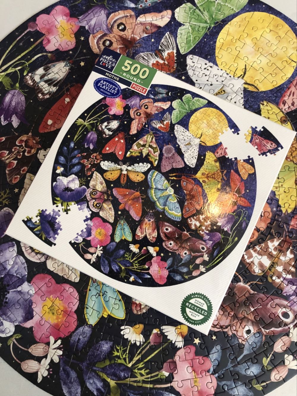 500: Round: Moths - eeBoo Puzzles puzzle collectible [Barcode 689196513268] - Main Image 4