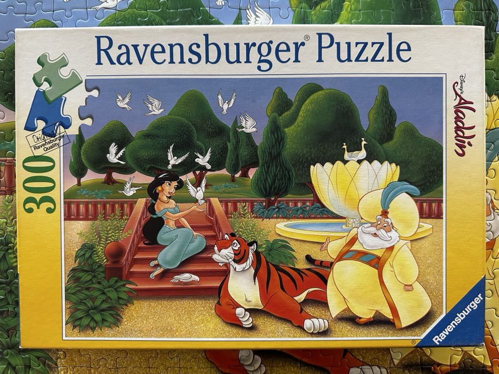 In The Palace Garden - Ravensburger puzzle collectible [Barcode 4005556130627] - Main Image 3
