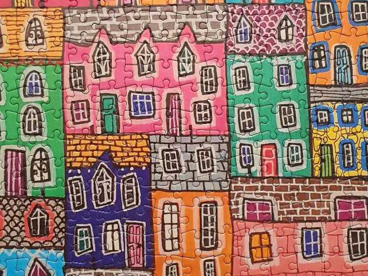 Bright Houses - gorgeous Games puzzle collectible [Barcode 5065003014336] - Main Image 4