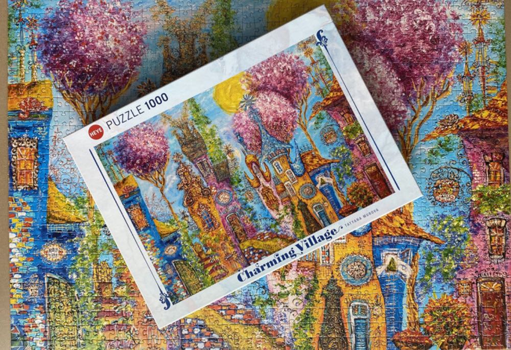 Charming Village - Pink Tree - HEYE puzzle collectible [Barcode 4001689300128] - Main Image 4