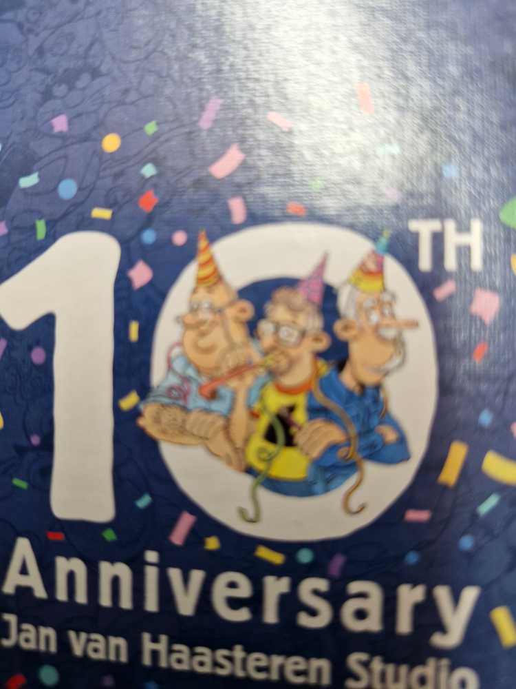 B1110100028, 10 Jaar Jan van Haasteren Studio - Jumbo 1000 puzzle collectible [Barcode 8710126000281] - Main Image 3