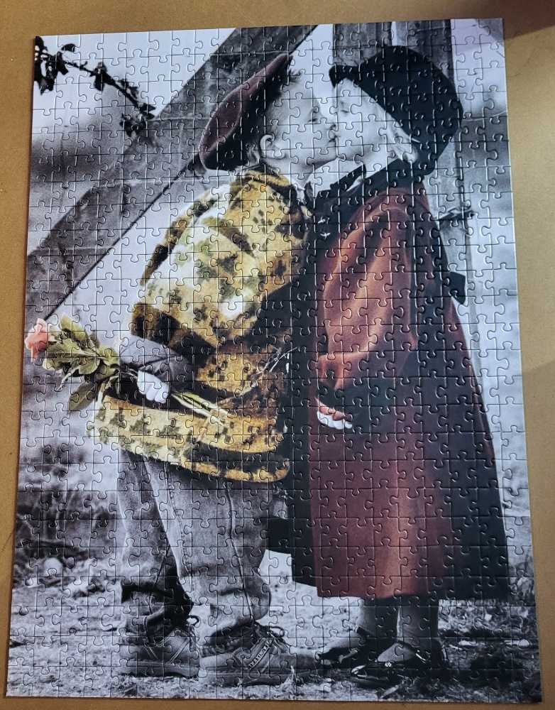 First Kiss - Ravensburger 🇩🇪 puzzle collectible [Barcode 4005556141845] - Main Image 2
