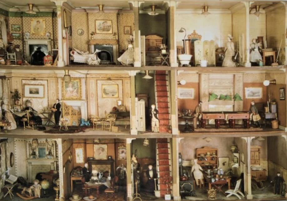 Amy Miles Dolls House - Gibsons puzzle collectible [Barcode 5012269004885] - Main Image 2