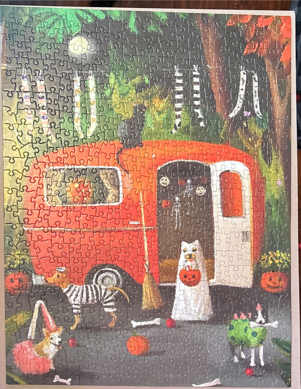 The Dogs Of Halloween - New York Puzzle Company 🇺🇸 puzzle collectible [Barcode 840291700223] - Main Image 2