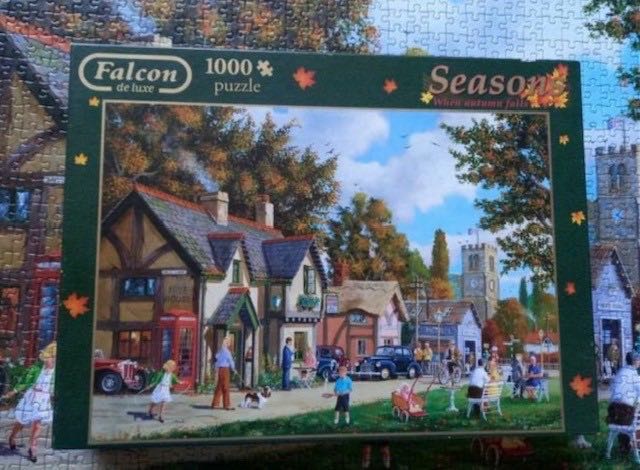 Seasons When Autumn Falls Scannen - Falcon de luxe puzzle collectible - Main Image 3