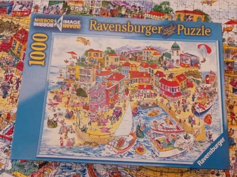 Mirror Image Vacation Village - Ravensburger puzzle collectible [Barcode 4005556155903] - Main Image 4