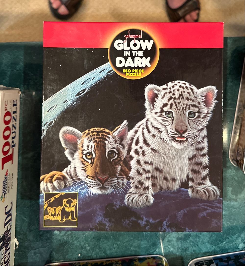 Tigers, Baby - Ceaco puzzle collectible [Barcode 021081023498] - Main Image 2