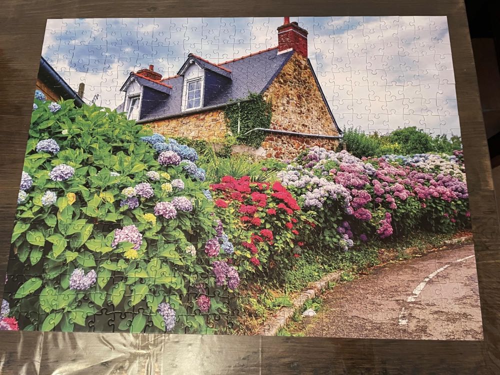 Colorful Hydrangeas - Milton Bradley puzzle collectible [Barcode 778988143742] - Main Image 3