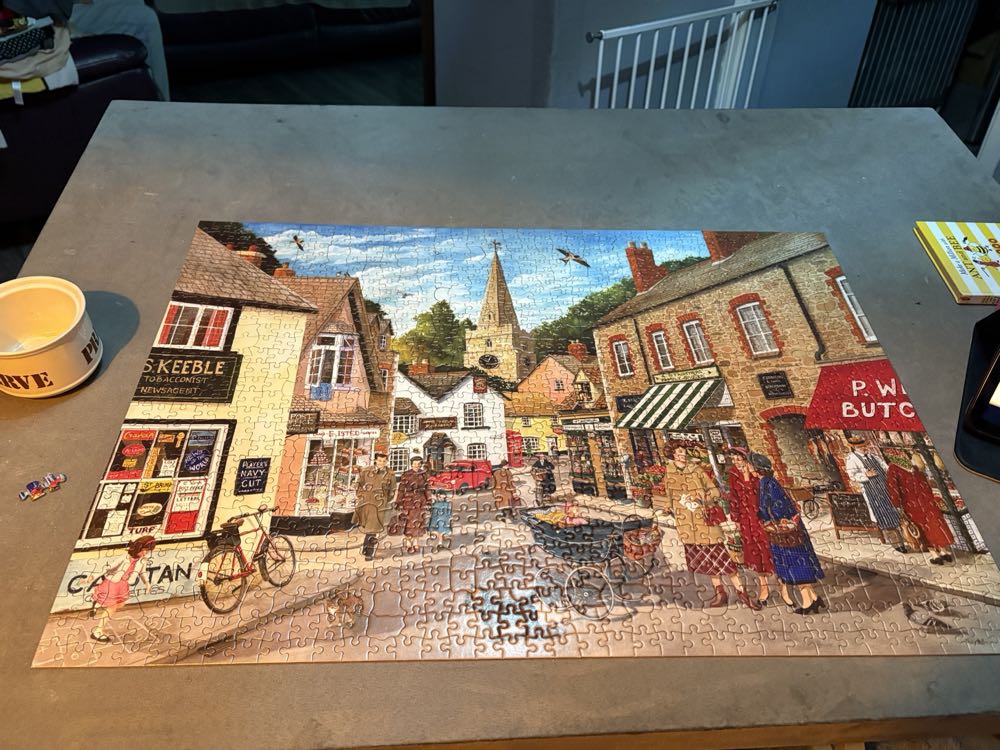 News At Ten - Hop puzzle collectible [Barcode 5060002004050] - Main Image 2