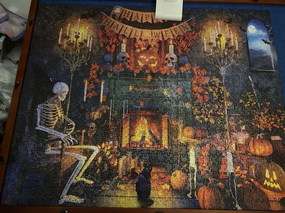 Happy Halloween - White Mountain puzzle collectible [Barcode 724819265367] - Main Image 2