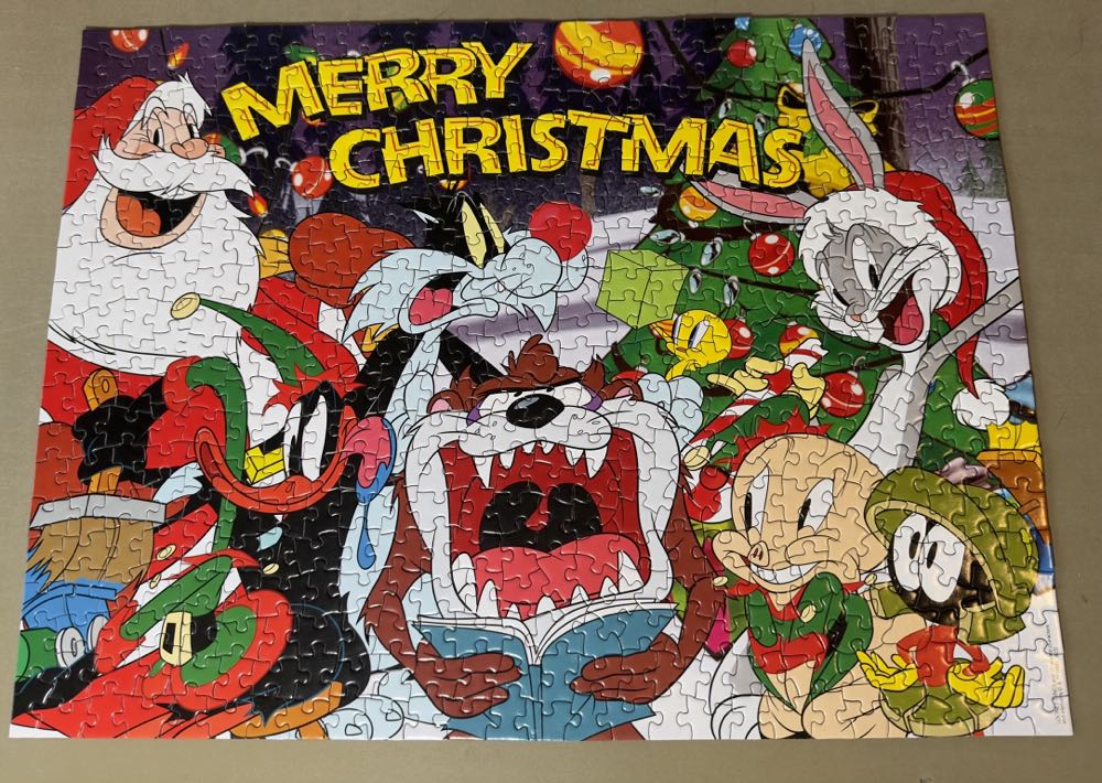 Aquarius: Christmas Party Looney Tunes - Aquarius puzzle collectible [Barcode 840391177383] - Main Image 2