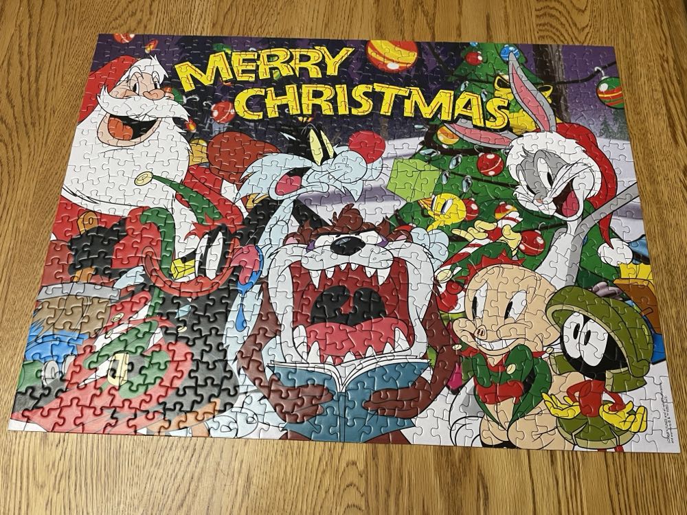 Aquarius: Christmas Party Looney Tunes - Aquarius puzzle collectible [Barcode 840391177383] - Main Image 3