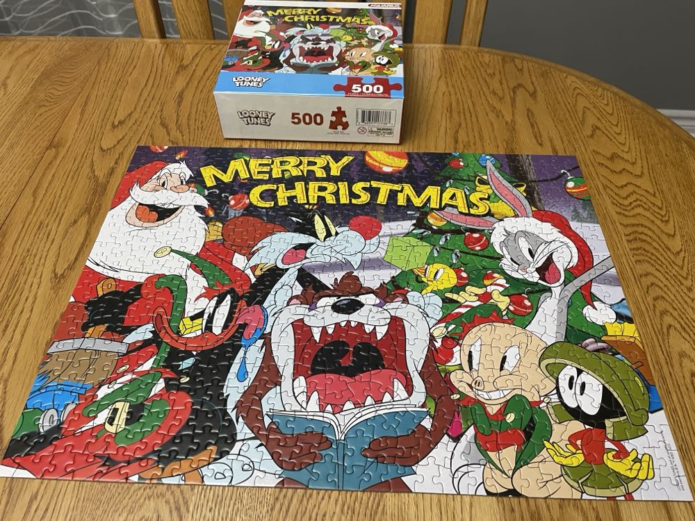 Aquarius: Christmas Party Looney Tunes - Aquarius puzzle collectible [Barcode 840391177383] - Main Image 4