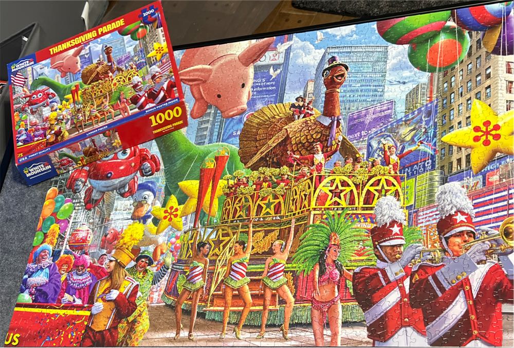 Thanksgiving Parade - White Mountain 🇺🇸 puzzle collectible [Barcode 724819266029] - Main Image 3