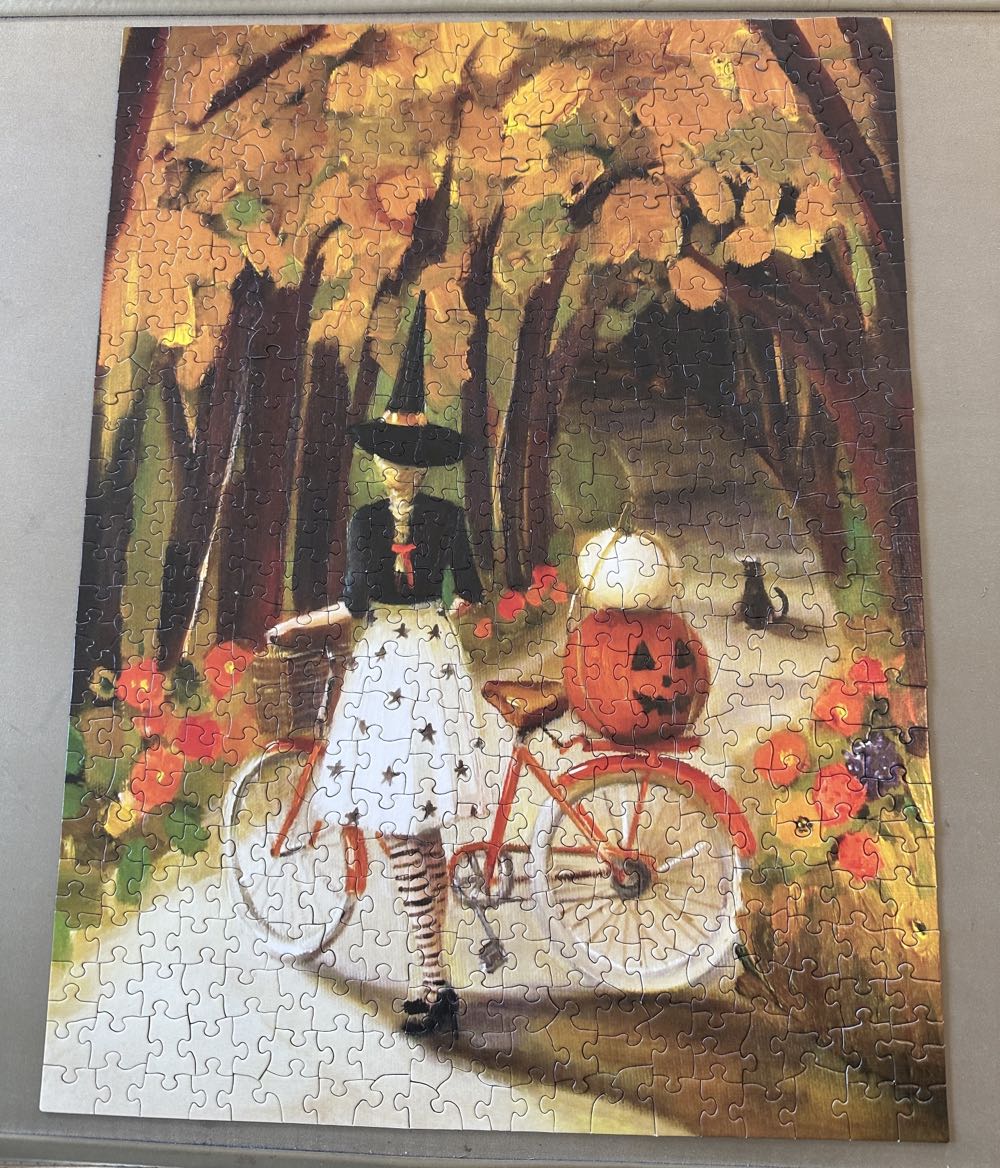 The Hollow 🧩 - New York Puzzle Company puzzle collectible [Barcode 840291701176] - Main Image 2