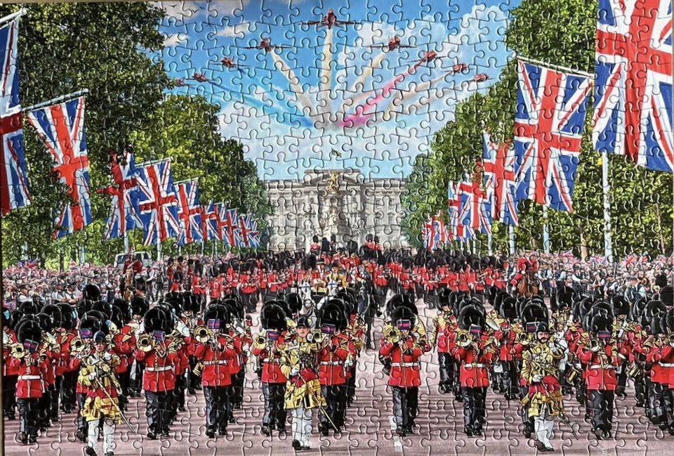 Trooping The Colour - Gibsons puzzle collectible [Barcode 5012269062397] - Main Image 3