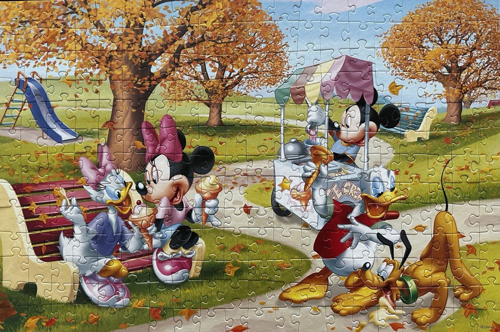 Mickey Mouse In The Park - Trefl puzzle collectible [Barcode 5900511130836] - Main Image 2