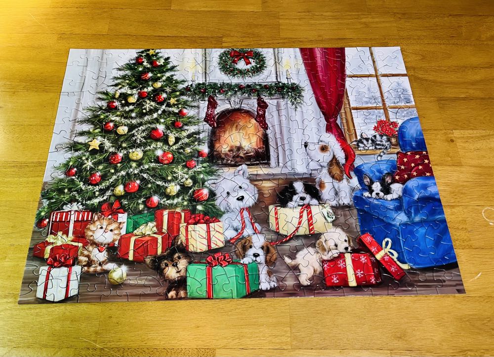 Christmas Dogs And Cats - Bits & Pieces puzzle collectible [Barcode 192949055224] - Main Image 3