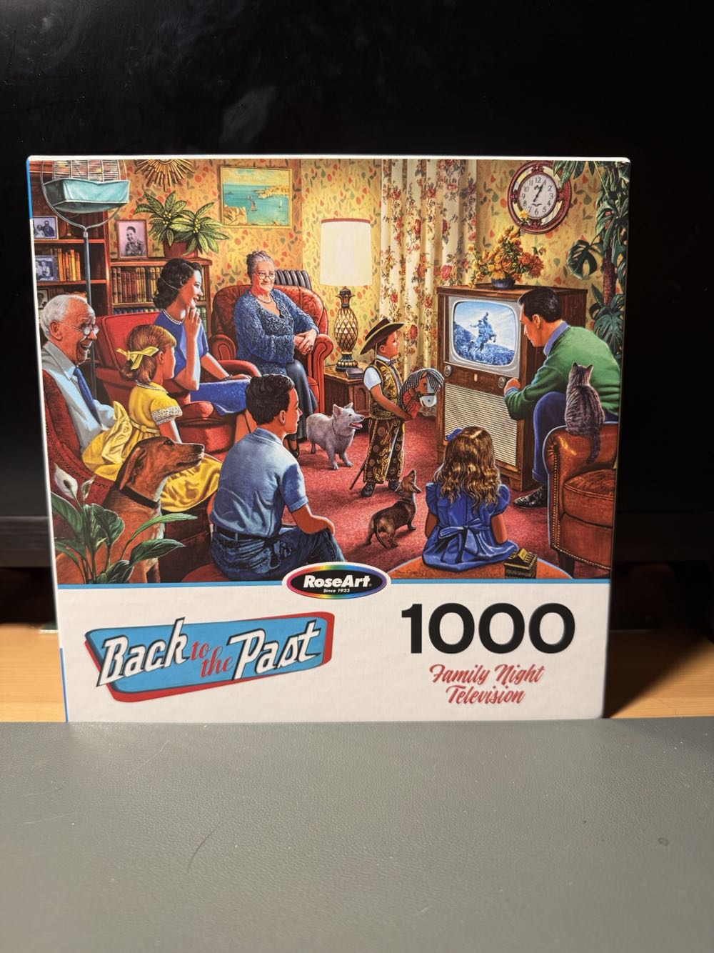 Family Night Television - RoseArt puzzle collectible [Barcode 4895145458931] - Main Image 2