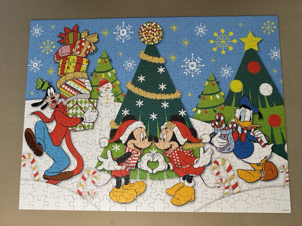 Disney Holiday Mickey & Minnie Holiday Love -  Ceaco puzzle collectible [Barcode 021081224277] - Main Image 2