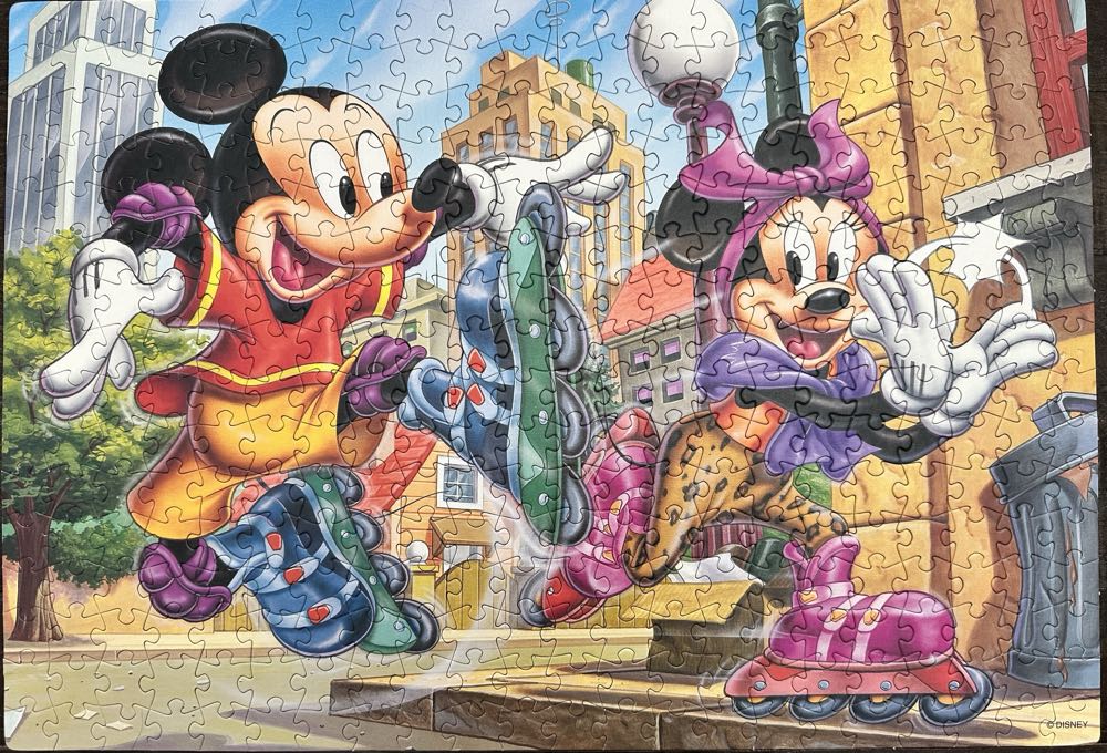 Mickey and Minnie Rollerblading - Clementoni puzzle collectible [Barcode 8005125300174] - Main Image 2