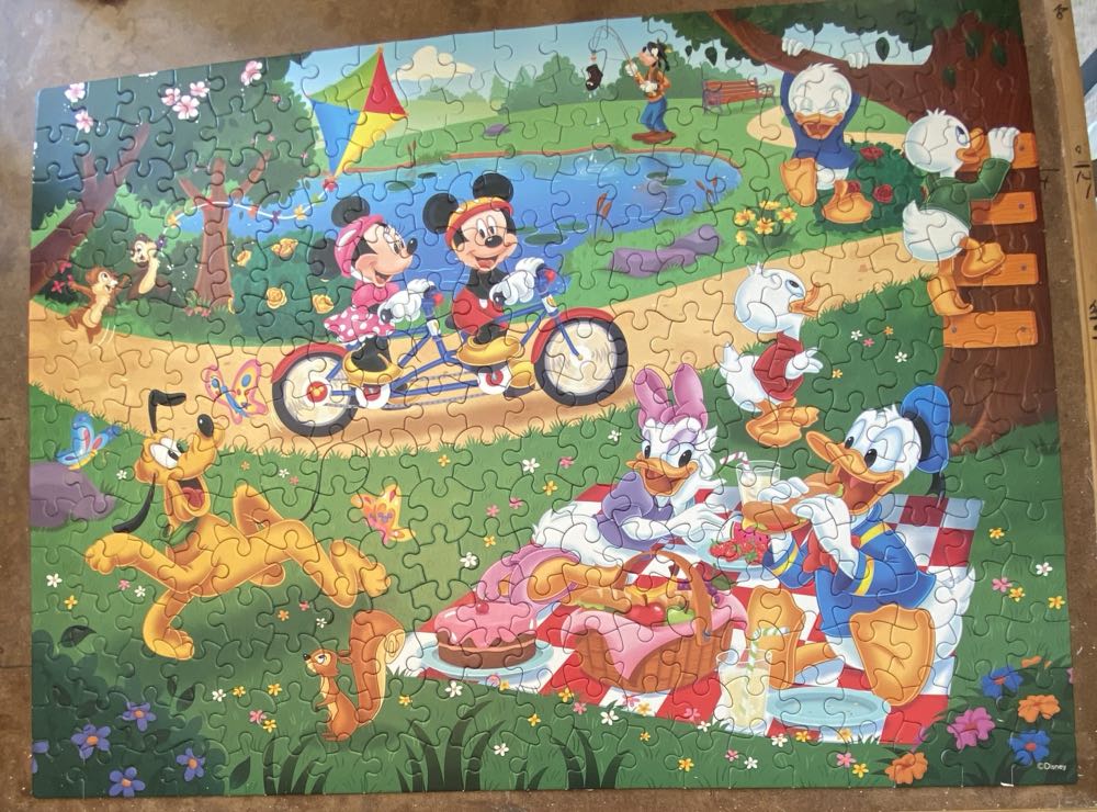 Mickey & Minnie In The Park - Ceaco puzzle collectible [Barcode 021081224260] - Main Image 3