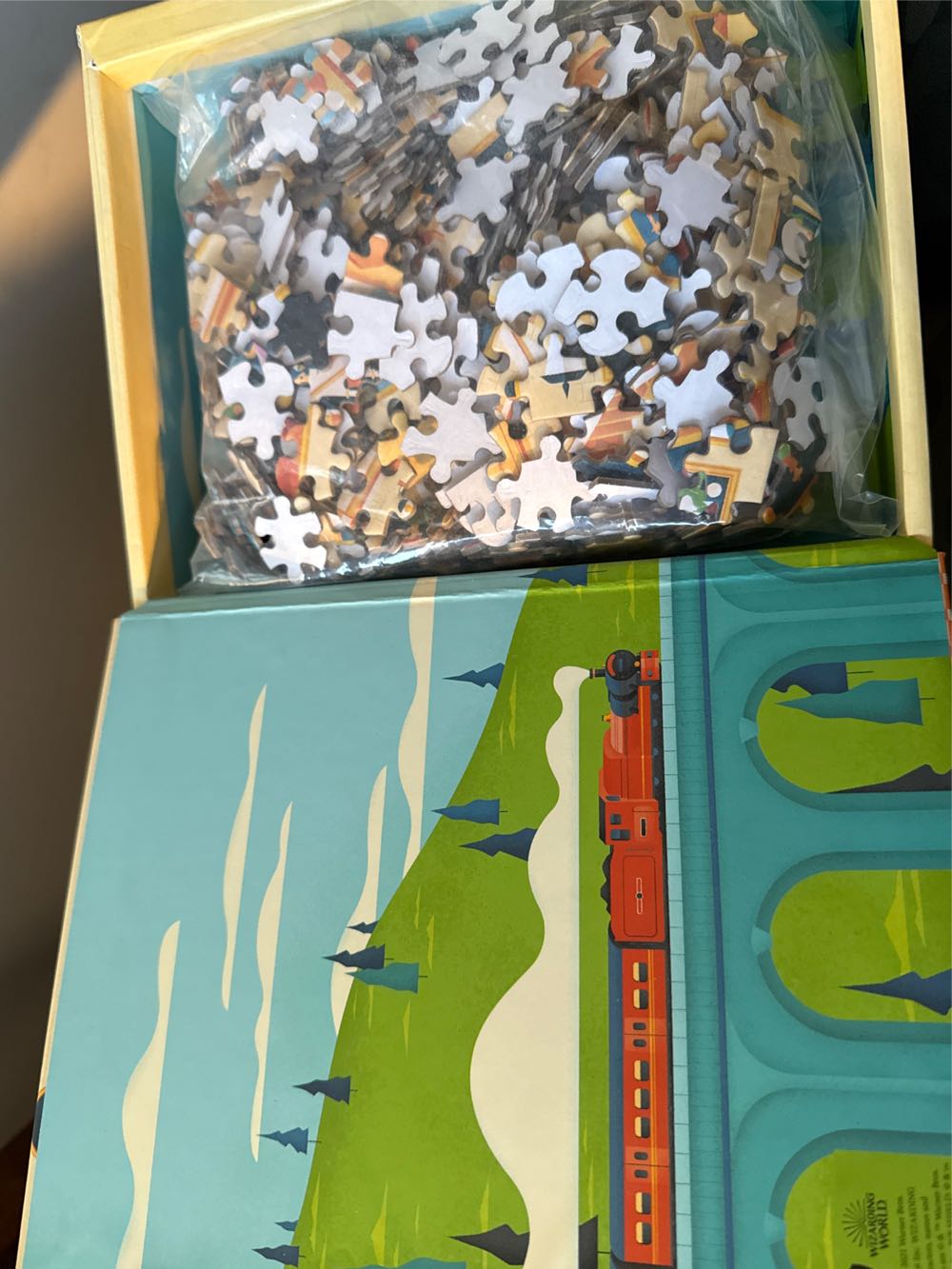 Exploring Hogwarts  puzzle collectible [Barcode 9781682986844] - Main Image 2