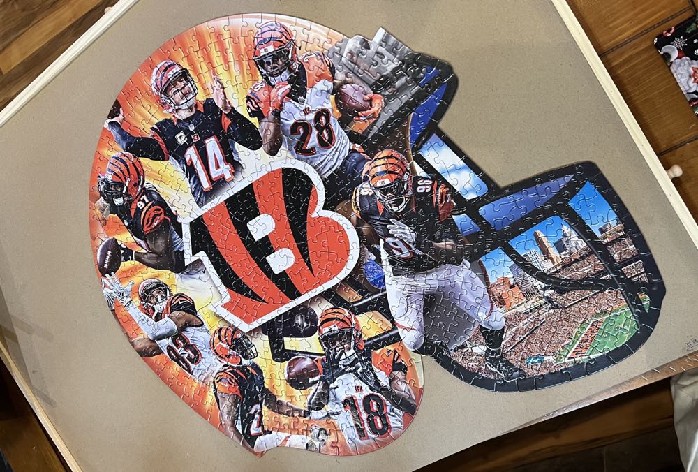 Cincinnati Bengals Helmet Shaped  puzzle collectible [Barcode 705988917042] - Main Image 2