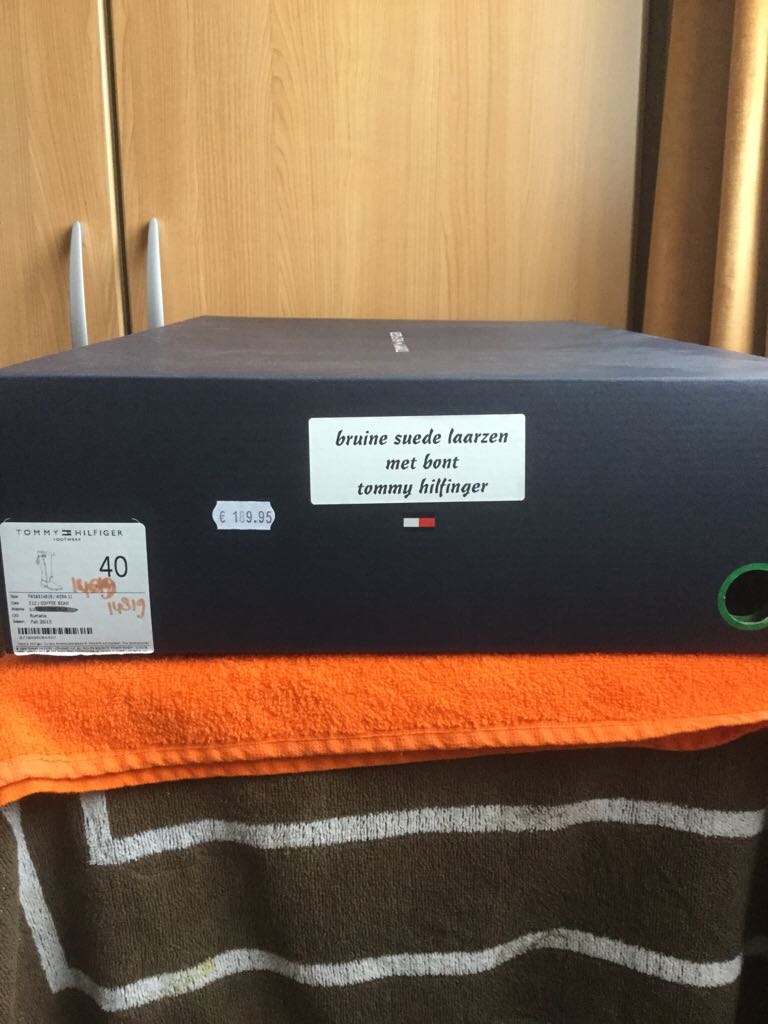 Laars Donkerbruin Suede Met Bont - Tommy Hilfiger shoe collectible - Main Image 2