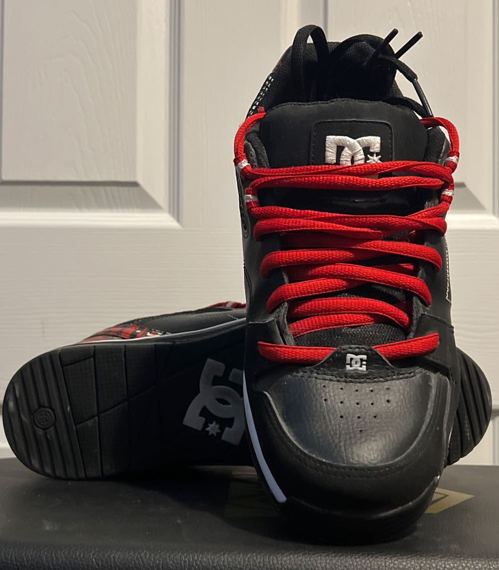 DC Versatile - Dc Shoes shoe collectible [Barcode 883324575177] - Main Image 2