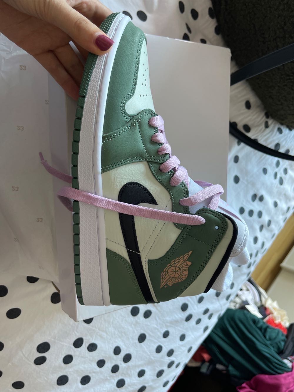 Nike Womens Air Jordan 1 Mid SE - Nike Air Jordan 1 shoe collectible [Barcode 194956624363] - Main Image 2