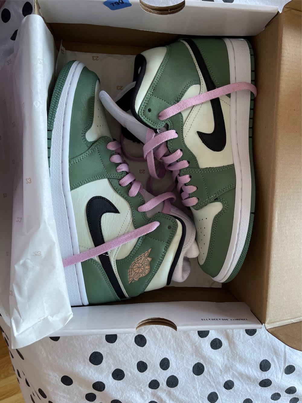 Nike Womens Air Jordan 1 Mid SE - Nike Air Jordan 1 shoe collectible [Barcode 194956624363] - Main Image 3