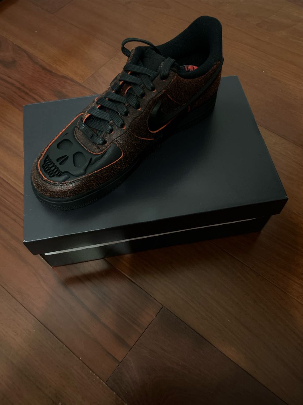 Nike Air Force 1 Retro - Nike Air Force 1 shoe collectible [Barcode 197860980686] - Main Image 2