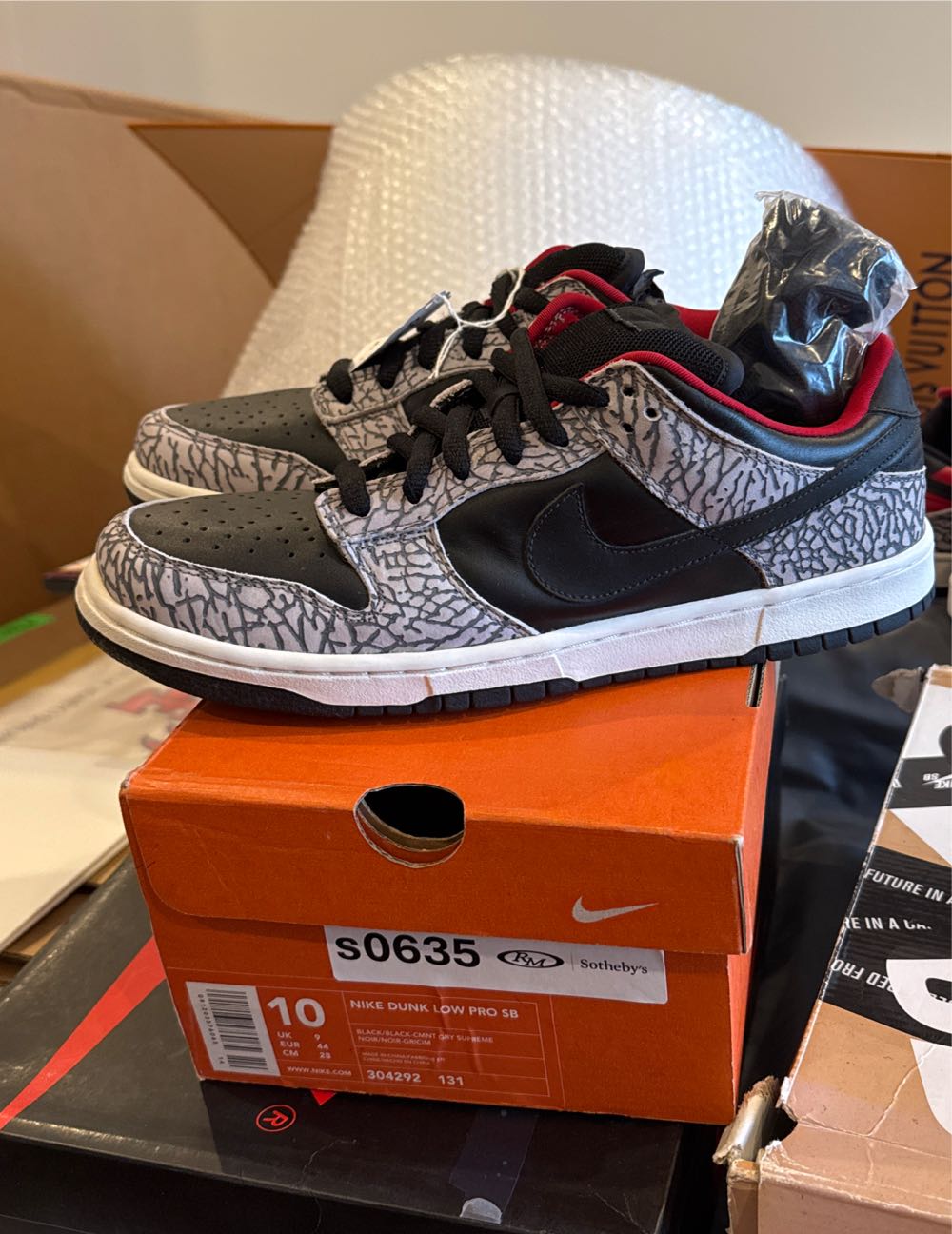 Nike SB Dunk Low Black Cement Supreme - Nike SB Dunk Low OG QS shoe collectible [Barcode 091203576065] - Main Image 2