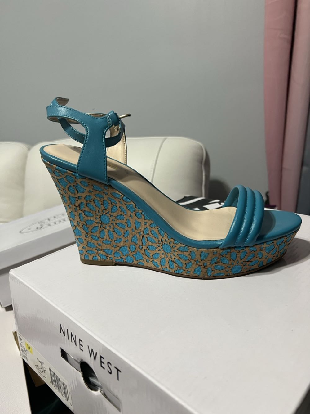 Junebugo - Nine West shoe collectible [Barcode 720627588506] - Main Image 2