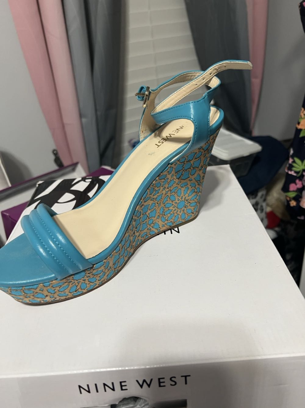 Junebugo - Nine West shoe collectible [Barcode 720627588506] - Main Image 4