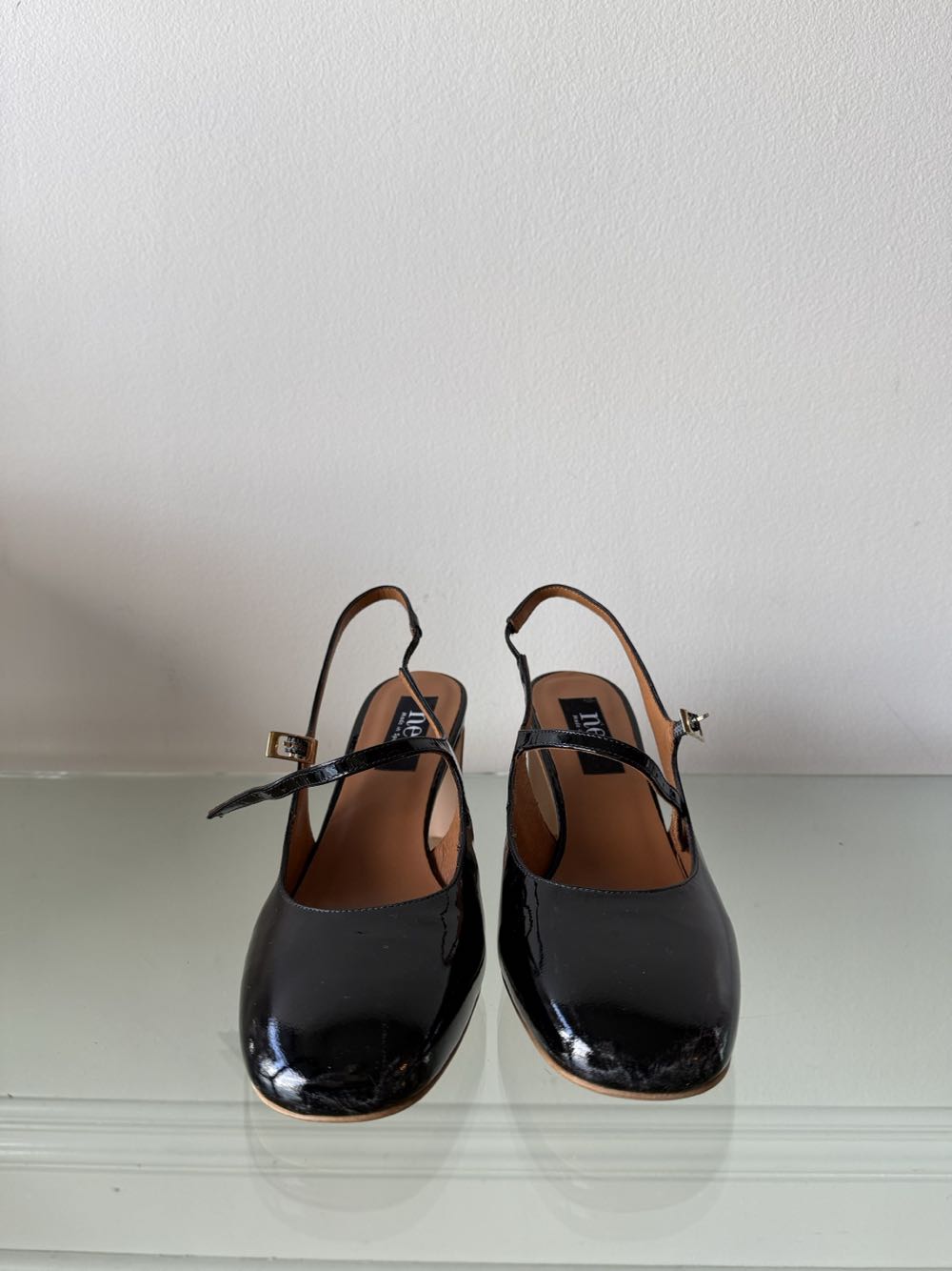 Neo - Neo shoe collectible - Main Image 2