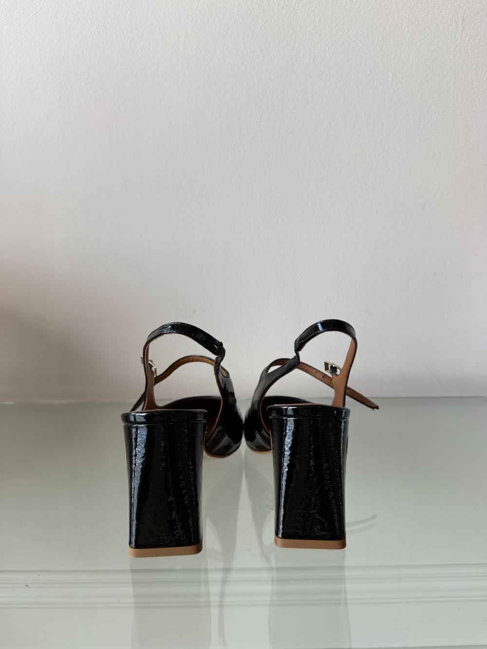 Neo - Neo shoe collectible - Main Image 3