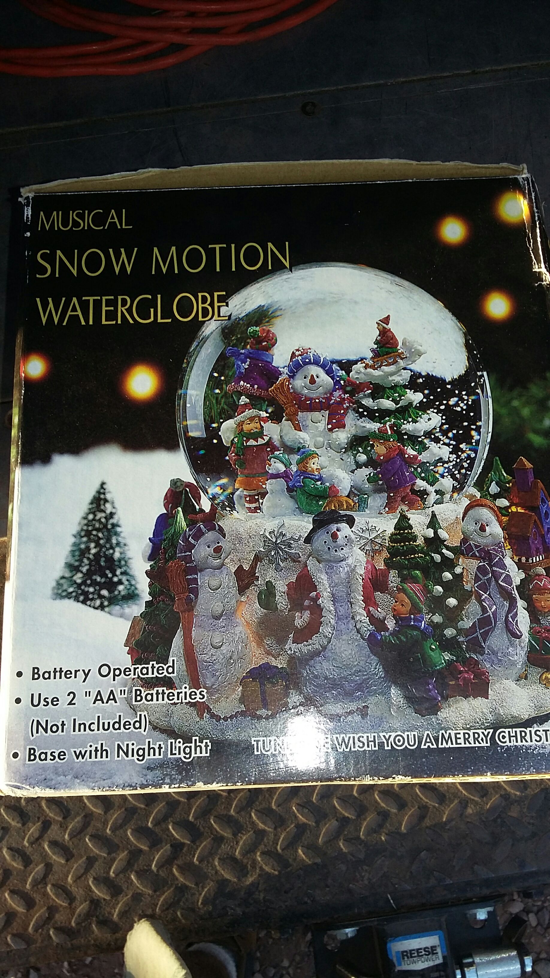 Musical snow motion  snow globe collectible [Barcode 012495557389] - Main Image 1