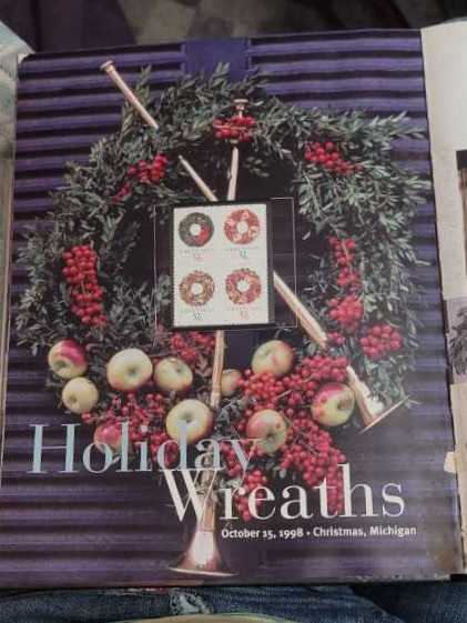 Holiday Wreath Greetings Stamps ¢32  stamp collectible - Main Image 2