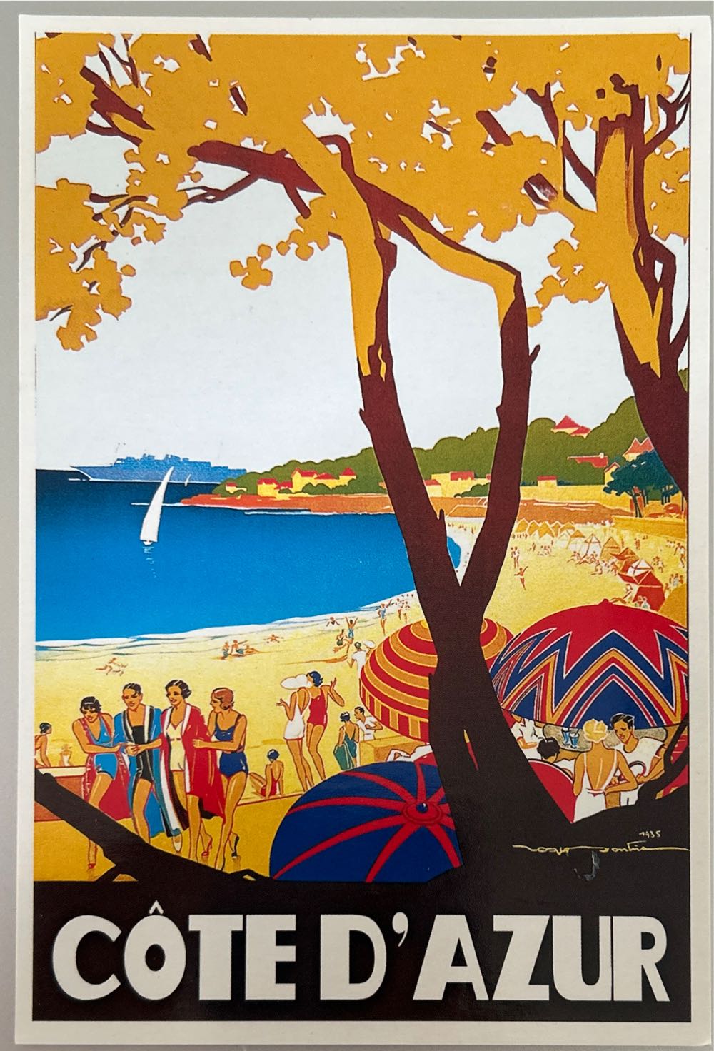 Бобр грызет ветку