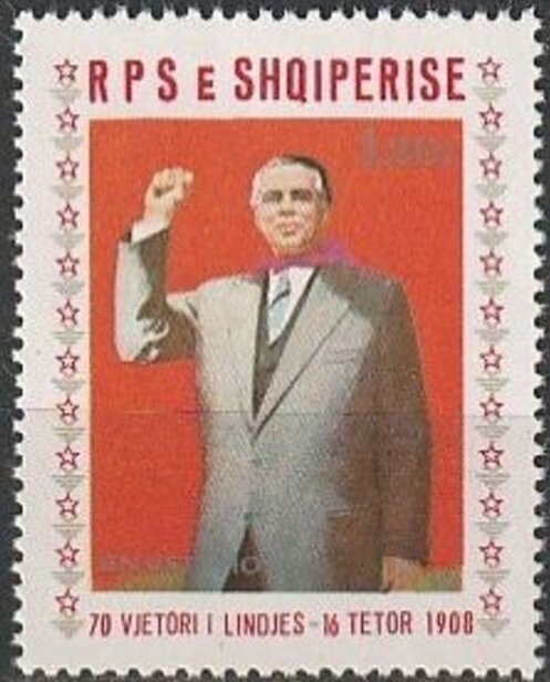 Charlie Chaplin (1889-1977), tipping hat