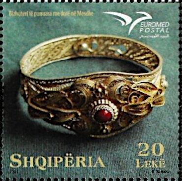 Peregrine Falcon (Falco peregrinus) with Prey (u)