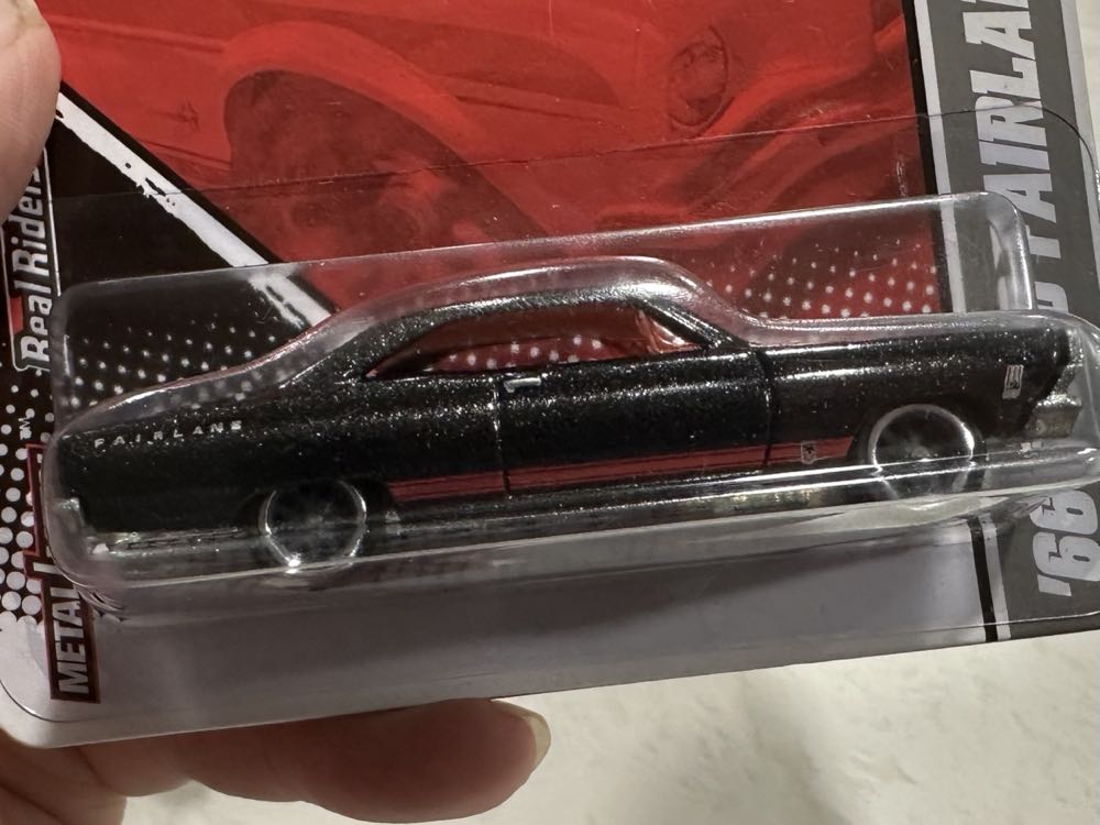 Ford Fairlane ‘66 - Hot Wheels Garage Ford toy car collectible - Main Image 3