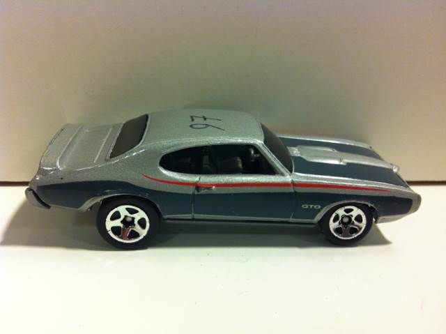 Pontiac GTO Judge (1969) - HW Muscle Mania toy car collectible - Main Image 2