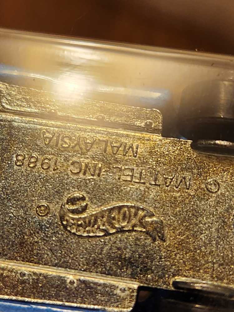 Ferrari F40 - Mainline toy car collectible - Main Image 3