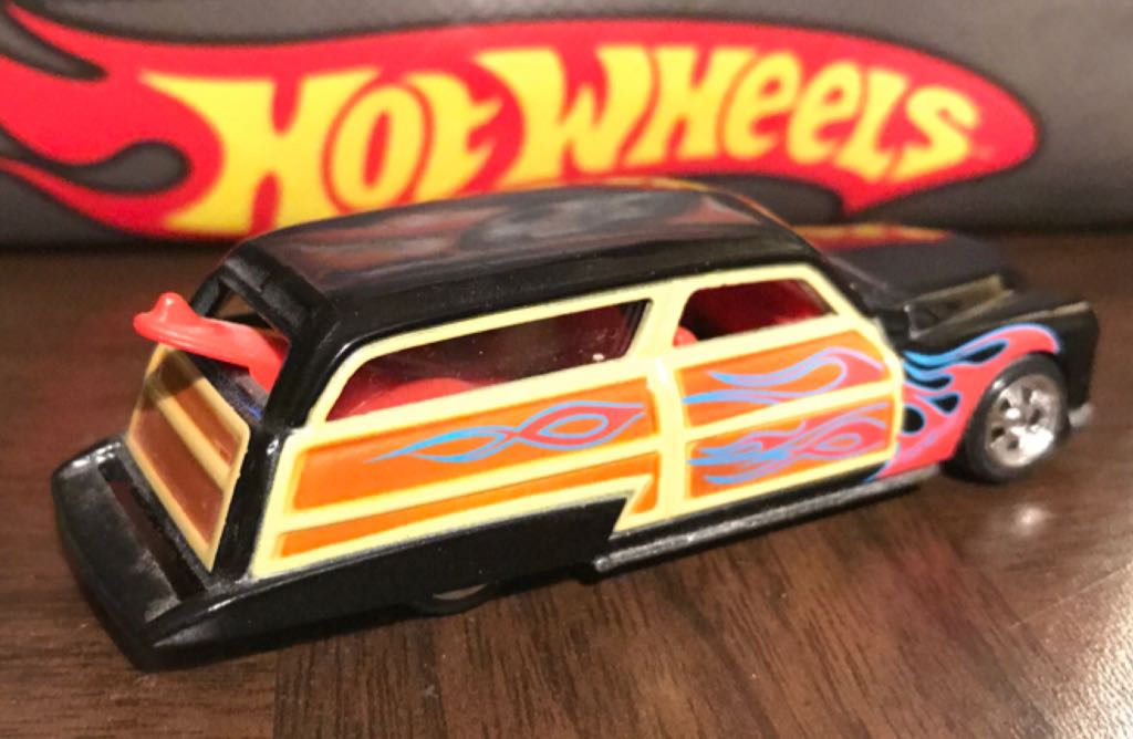 Purple Passion Woodie - Hot Wheels Garage Larry’s toy car collectible - Main Image 2